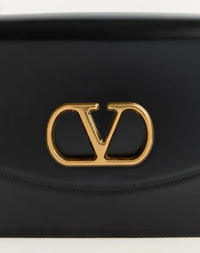 Valentino Garavani Vain Schultertasche aus glänzendem Kalbsleder Valentino Garavani Vain Schultertasche aus glänzendem Kalbsleder