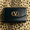Valentino Garavani Vain Schultertasche aus glänzendem Kalbsleder Valentino Garavani Vain Schultertasche aus glänzendem Kalbsleder