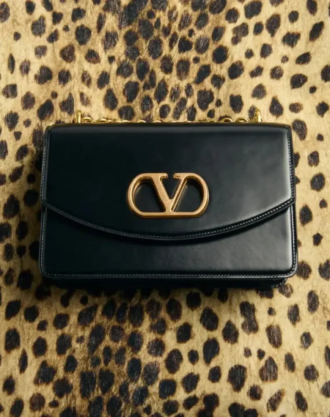 Valentino Garavani Vain Schultertasche aus glänzendem Kalbsleder Valentino Garavani Vain Schultertasche aus glänzendem Kalbsleder