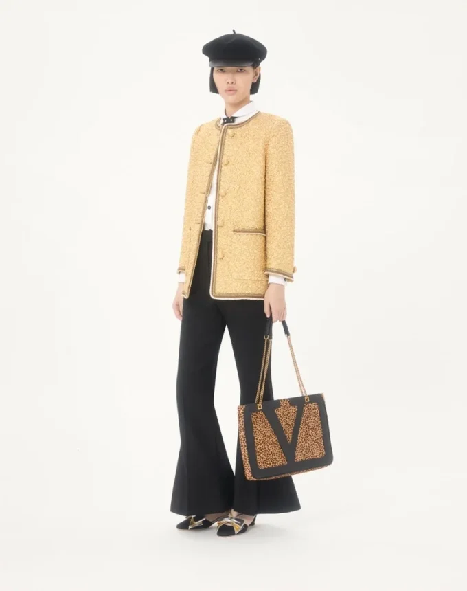Valentino Garavani Viva Superstar Medium Shopping Bag aus Kalbsleder mit Pony-Effekt Valentino Garavani Viva Superstar Medium Shopping Bag aus Kalbsleder mit Pony-Effekt