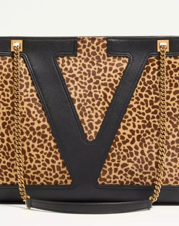 Valentino Garavani Viva Superstar Medium Shopping Bag aus Kalbsleder mit Pony-Effekt Valentino Garavani Viva Superstar Medium Shopping Bag aus Kalbsleder mit Pony-Effekt