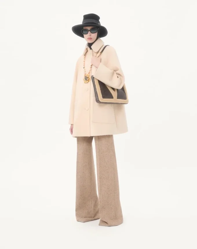 Valentino Garavani Viva Superstar Medium Shopping Bag aus Lammfell. Valentino Garavani Viva Superstar Medium Shopping Bag aus Lammfell.
