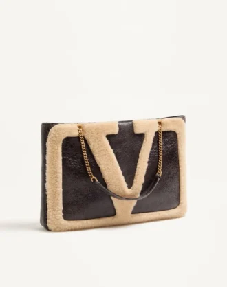Valentino Garavani Viva Superstar Medium Shopping Bag aus Lammfell.