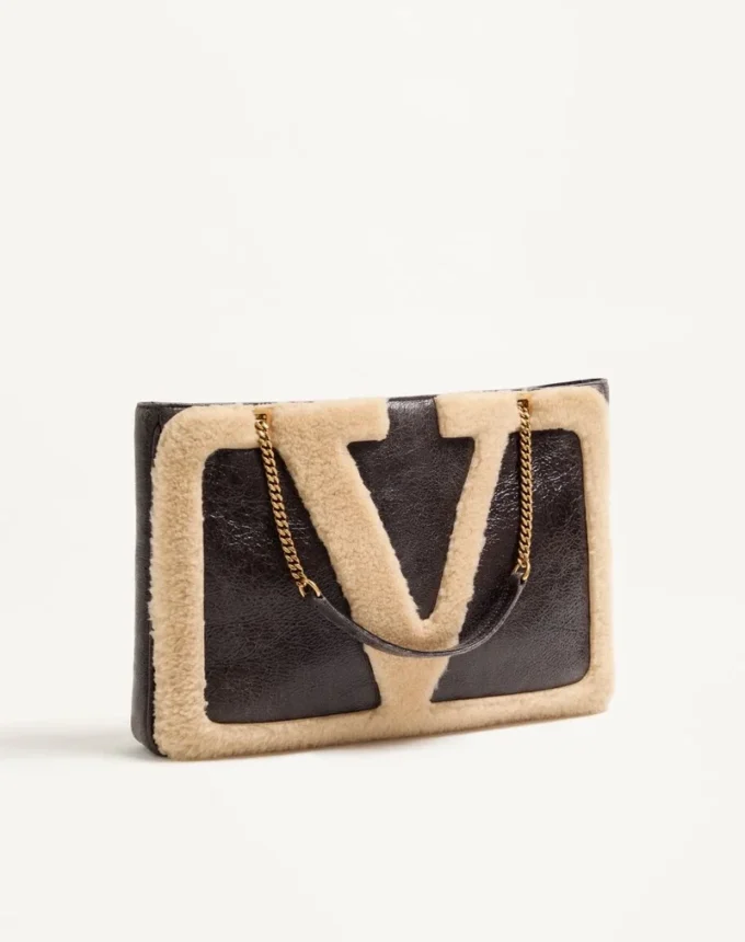 Valentino Garavani Viva Superstar Medium Shopping Bag aus Lammfell. Valentino Garavani Viva Superstar Medium Shopping Bag aus Lammfell.