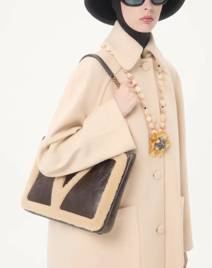 Valentino Garavani Viva Superstar Medium Shopping Bag aus Lammfell. Valentino Garavani Viva Superstar Medium Shopping Bag aus Lammfell.