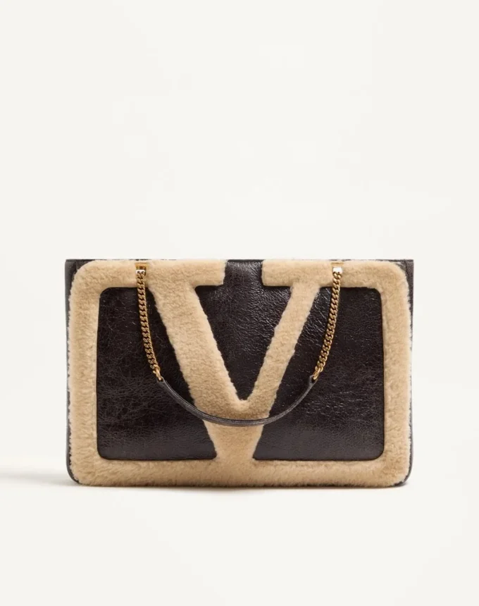 Valentino Garavani Viva Superstar Medium Shopping Bag aus Lammfell. Valentino Garavani Viva Superstar Medium Shopping Bag aus Lammfell.
