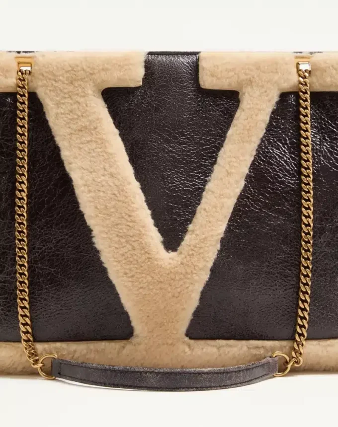 Valentino Garavani Viva Superstar Medium Shopping Bag aus Lammfell. Valentino Garavani Viva Superstar Medium Shopping Bag aus Lammfell.