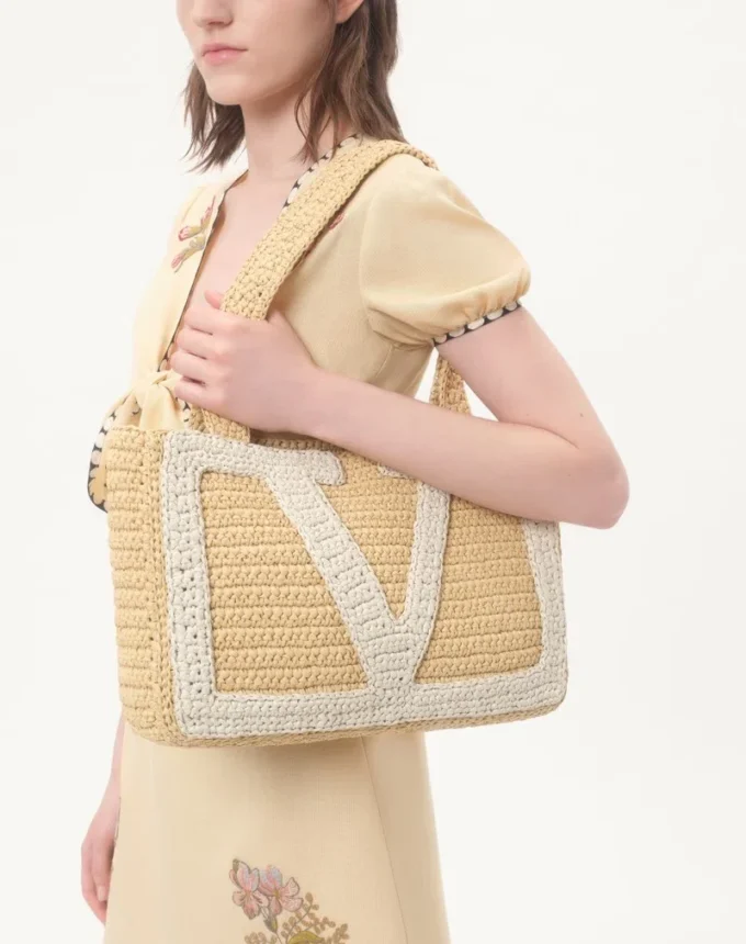 Valentino Garavani Viva Superstar Medium Shopping Bag aus Raffia Valentino Garavani Viva Superstar Medium Shopping Bag aus Raffia