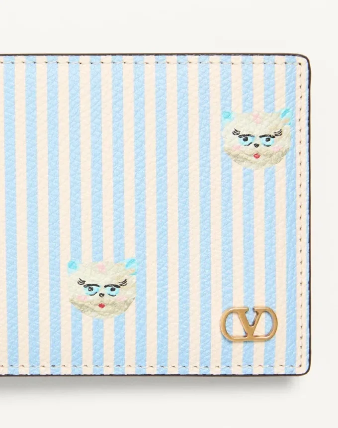 Valentino Garavani Vlogo Signature Geldbörse aus genarbtem Kalbsleder mit Le Chat De La Maison-Print Valentino Garavani Vlogo Signature Geldbörse aus genarbtem Kalbsleder mit Le Chat De La Maison-Print