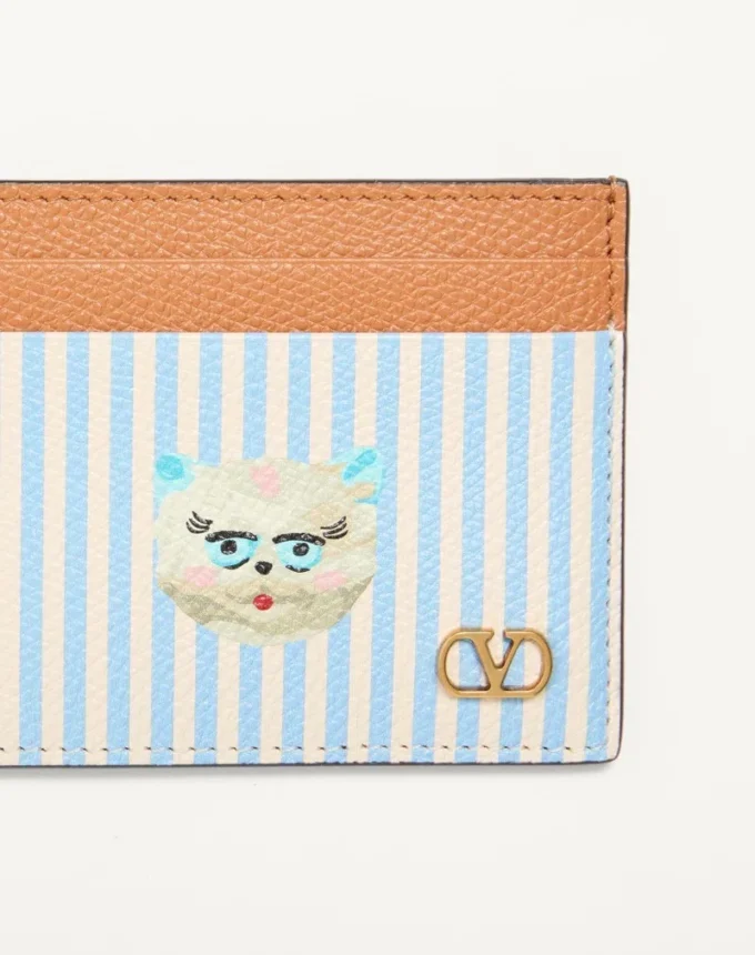 Valentino Garavani Vlogo Signature Geldbörse aus genarbtem Kalbsleder mit Le Chat de la Maison-Print Valentino Garavani Vlogo Signature Geldbörse aus genarbtem Kalbsleder mit Le Chat de la Maison-Print