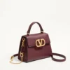 Valentino Garavani Vsling Kleine Handtasche aus genarbtem Kalbsleder mit Juwelenlogo Valentino Garavani Vsling Kleine Handtasche aus genarbtem Kalbsleder mit Juwelenlogo