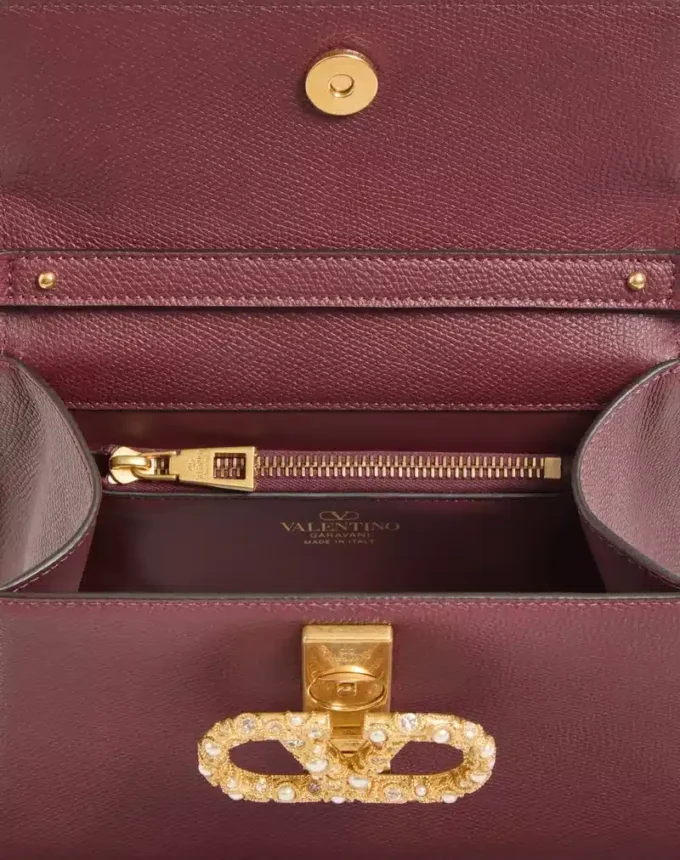 Valentino Garavani Vsling Kleine Handtasche aus genarbtem Kalbsleder mit Juwelenlogo Valentino Garavani Vsling Kleine Handtasche aus genarbtem Kalbsleder mit Juwelenlogo