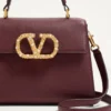 Valentino Garavani Vsling Kleine Handtasche aus genarbtem Kalbsleder mit Juwelenlogo Valentino Garavani Vsling Kleine Handtasche aus genarbtem Kalbsleder mit Juwelenlogo