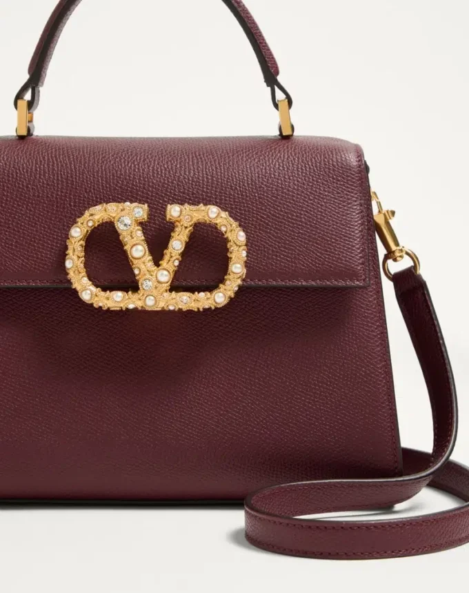 Valentino Garavani Vsling Kleine Handtasche aus genarbtem Kalbsleder mit Juwelenlogo Valentino Garavani Vsling Kleine Handtasche aus genarbtem Kalbsleder mit Juwelenlogo
