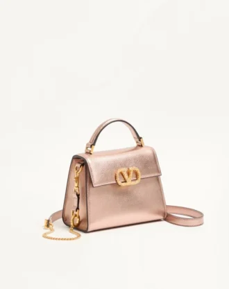Valentino Garavani Vsling Mini-Handtasche aus laminiertem genarbtem Kalbsleder mit Juwelenlogo