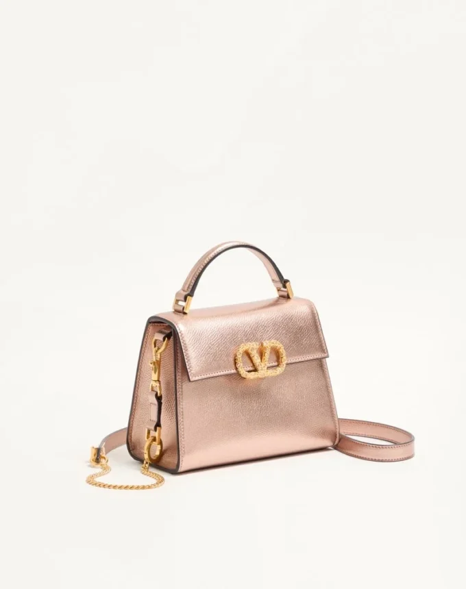 Valentino Garavani Vsling Mini-Handtasche aus laminiertem genarbtem Kalbsleder mit Juwelenlogo Valentino Garavani Vsling Mini-Handtasche aus laminiertem genarbtem Kalbsleder mit Juwelenlogo