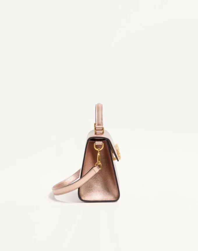 Valentino Garavani Vsling Mini-Handtasche aus laminiertem genarbtem Kalbsleder mit Juwelenlogo Valentino Garavani Vsling Mini-Handtasche aus laminiertem genarbtem Kalbsleder mit Juwelenlogo