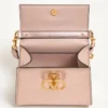 Valentino Garavani Vsling Mini-Handtasche aus laminiertem genarbtem Kalbsleder mit Juwelenlogo Valentino Garavani Vsling Mini-Handtasche aus laminiertem genarbtem Kalbsleder mit Juwelenlogo