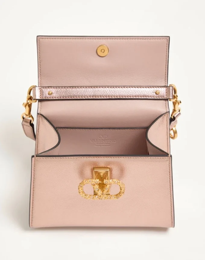 Valentino Garavani Vsling Mini-Handtasche aus laminiertem genarbtem Kalbsleder mit Juwelenlogo Valentino Garavani Vsling Mini-Handtasche aus laminiertem genarbtem Kalbsleder mit Juwelenlogo
