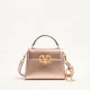 Valentino Garavani Vsling Mini-Handtasche aus laminiertem genarbtem Kalbsleder mit Juwelenlogo Valentino Garavani Vsling Mini-Handtasche aus laminiertem genarbtem Kalbsleder mit Juwelenlogo