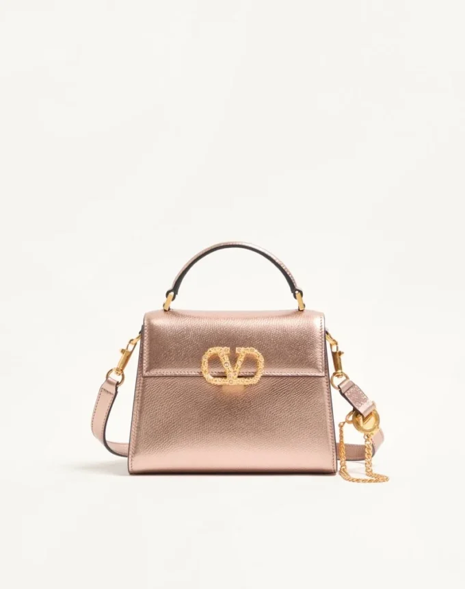 Valentino Garavani Vsling Mini-Handtasche aus laminiertem genarbtem Kalbsleder mit Juwelenlogo Valentino Garavani Vsling Mini-Handtasche aus laminiertem genarbtem Kalbsleder mit Juwelenlogo