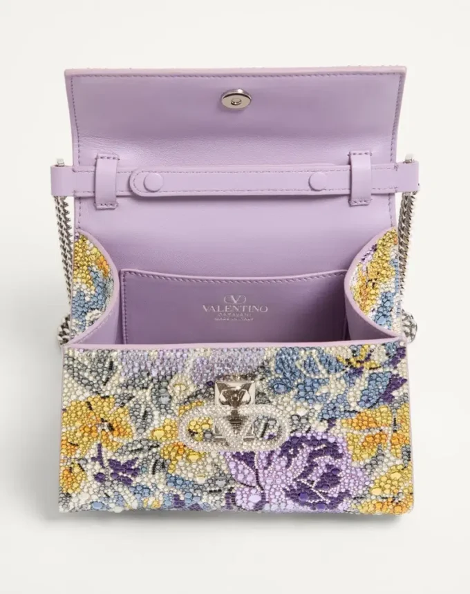 Valentino Garavani Vsling Mini-Handtasche mit Flowerism-Strassmotiv und Juwelenlogo Valentino Garavani Vsling Mini-Handtasche mit Flowerism-Strassmotiv und Juwelenlogo