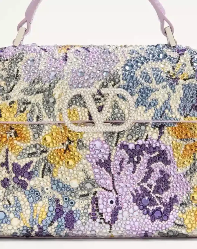 Valentino Garavani Vsling Mini-Handtasche mit Flowerism-Strassmotiv und Juwelenlogo Valentino Garavani Vsling Mini-Handtasche mit Flowerism-Strassmotiv und Juwelenlogo