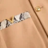 Valentino Zweireihiger Trenchcoat aus Wollfilz mit Ayers-Einsätzen Valentino Zweireihiger Trenchcoat aus Wollfilz mit Ayers-Einsätzen