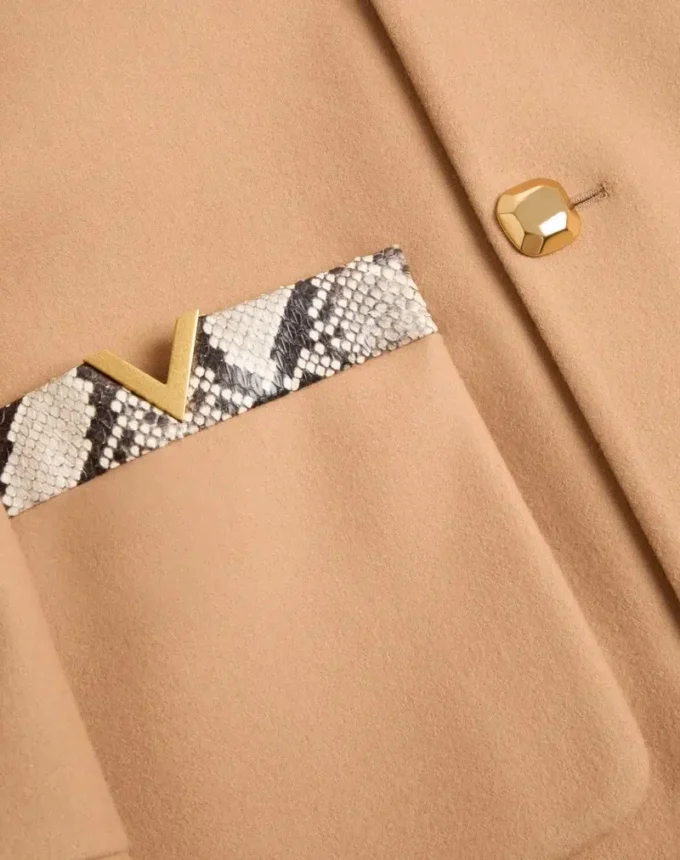 Valentino Zweireihiger Trenchcoat aus Wollfilz mit Ayers-Einsätzen Valentino Zweireihiger Trenchcoat aus Wollfilz mit Ayers-Einsätzen