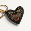 VG Coeur De Chat Taschenanhänger mit Schlüsselanhänger aus Nappaleder, Perlen und Kristallen VG Coeur De Chat Taschenanhänger mit Schlüsselanhänger aus Nappaleder, Perlen und Kristallen