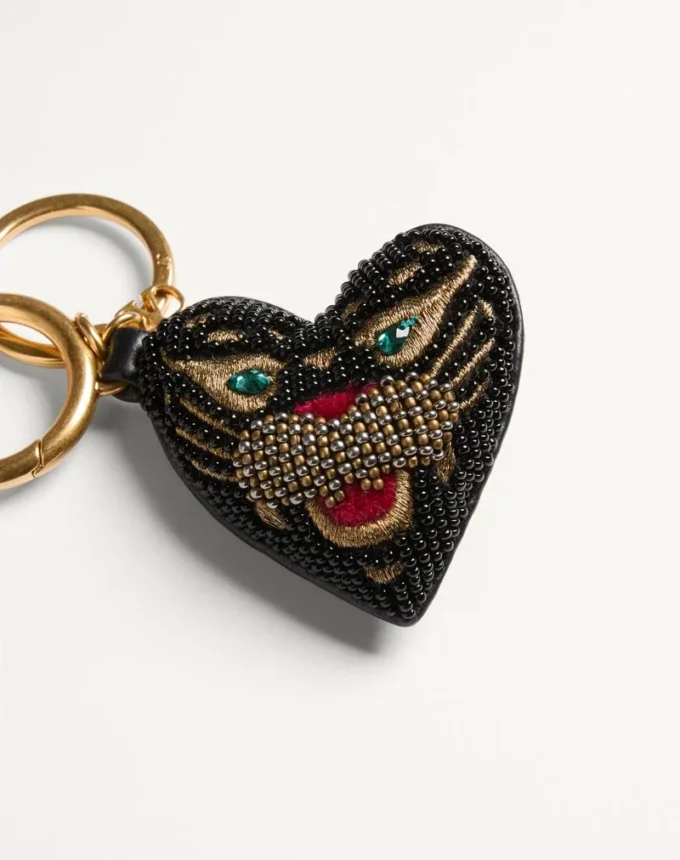 VG Coeur De Chat Taschenanhänger mit Schlüsselanhänger aus Nappaleder, Perlen und Kristallen VG Coeur De Chat Taschenanhänger mit Schlüsselanhänger aus Nappaleder, Perlen und Kristallen