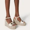Vlogo Kalbsleder-Sandalette mit Cut-Out-Design und 110 mm Keilabsatz Vlogo Kalbsleder-Sandalette mit Cut-Out-Design und 110 mm Keilabsatz