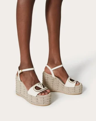 Vlogo Kalbsleder-Sandalette mit Cut-Out-Design und 110 mm Keilabsatz Vlogo Kalbsleder-Sandalette mit Cut-Out-Design und 110 mm Keilabsatz