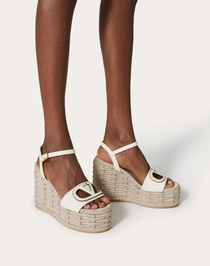 Vlogo Kalbsleder-Sandalette mit Cut-Out-Design und 110 mm Keilabsatz Vlogo Kalbsleder-Sandalette mit Cut-Out-Design und 110 mm Keilabsatz