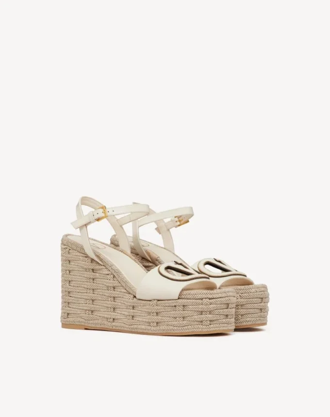 Vlogo Kalbsleder-Sandalette mit Cut-Out-Design und 110 mm Keilabsatz Vlogo Kalbsleder-Sandalette mit Cut-Out-Design und 110 mm Keilabsatz