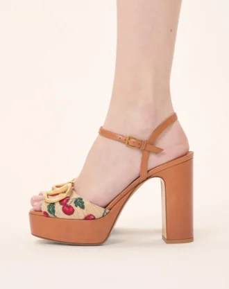 vlogo signature cherryfic plateausandalen 115 mm 1 330x417 - Vlogo Signature Cherryfic Plateausandalen 115 mm