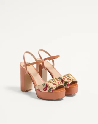 vlogo signature cherryfic plateausandalen 115 mm 2 330x417 - Vlogo Signature Cherryfic Plateausandalen 115 mm