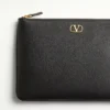 Vlogo Signature Clutch aus genarbtem Kalbsleder Vlogo Signature Clutch aus genarbtem Kalbsleder