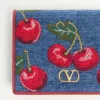 Vlogo Signature Denim-Geldbörse mit Cherryfic-Stickerei Vlogo Signature Denim-Geldbörse mit Cherryfic-Stickerei