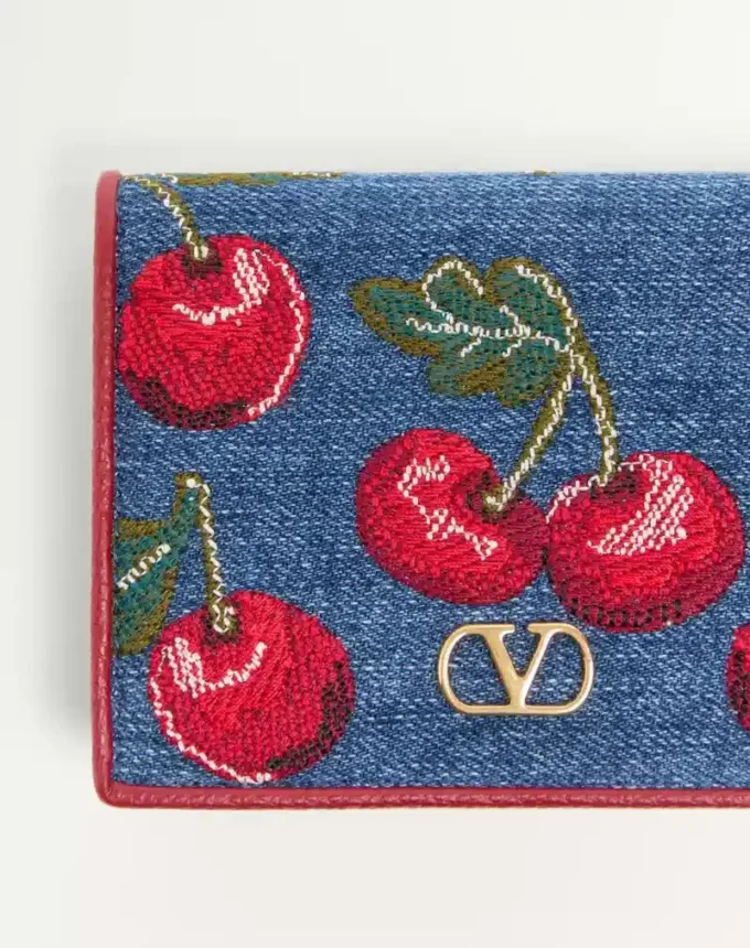 Vlogo Signature Denim-Geldbörse mit Cherryfic-Stickerei Vlogo Signature Denim-Geldbörse mit Cherryfic-Stickerei