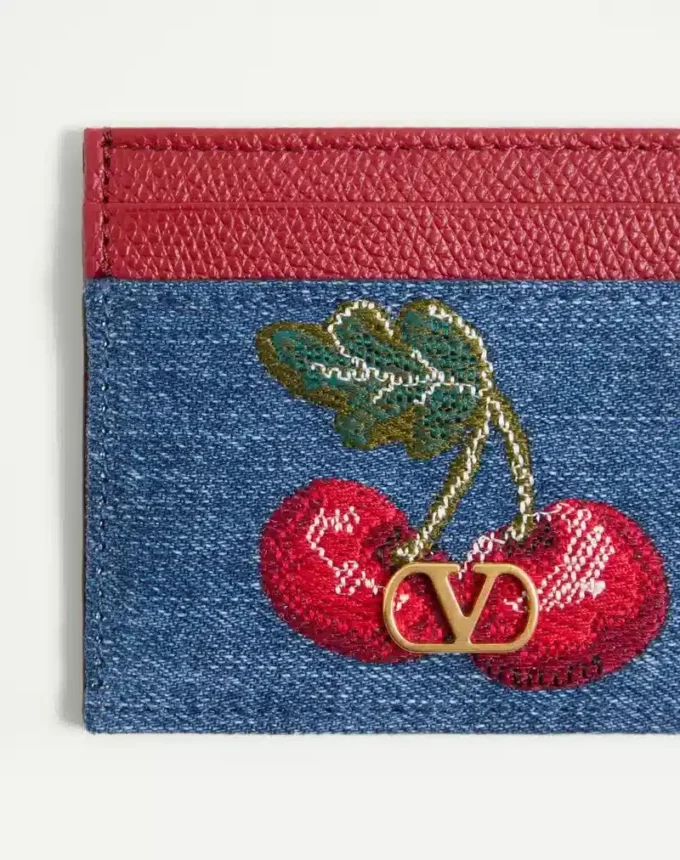 Vlogo Signature Denim-Kartenetui mit Cherryfic-Stickerei Vlogo Signature Denim-Kartenetui mit Cherryfic-Stickerei