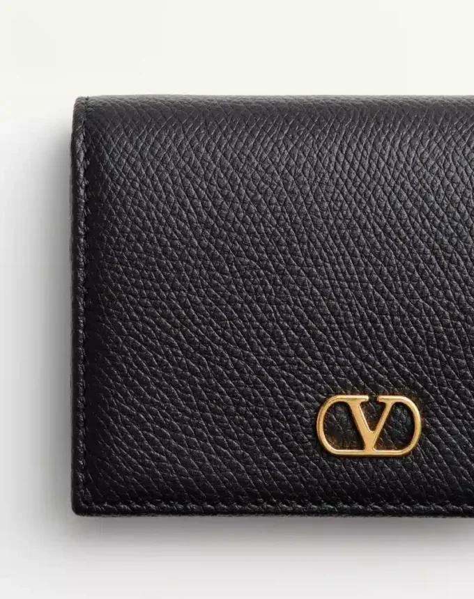 VLogo Signature Geldbörse aus genarbtem Kalbsleder VLogo Signature Geldbörse aus genarbtem Kalbsleder
