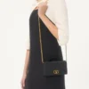 VLogo Signature Geldbörse aus genarbtem Kalbsleder mit Kette VLogo Signature Geldbörse aus genarbtem Kalbsleder mit Kette