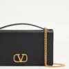 VLogo Signature Geldbörse aus genarbtem Kalbsleder mit Kette VLogo Signature Geldbörse aus genarbtem Kalbsleder mit Kette