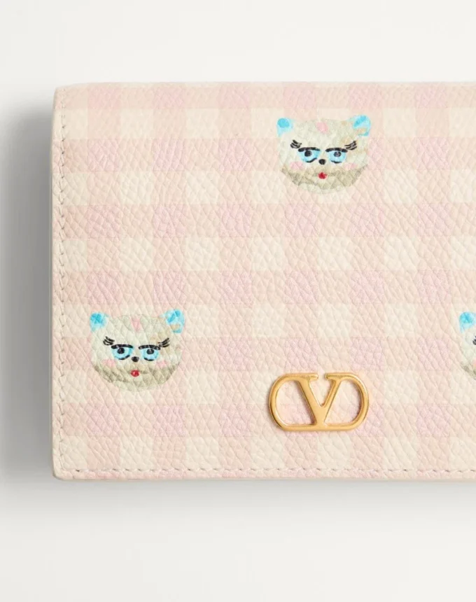 VLogo Signature Geldbörse aus genarbtem Kalbsleder mit Le Chat De La Maison-Motiv VLogo Signature Geldbörse aus genarbtem Kalbsleder mit Le Chat De La Maison-Motiv
