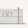Vlogo Signature Geldbörse aus metallisch genarbtem Kalbsleder mit Kette Vlogo Signature Geldbörse aus metallisch genarbtem Kalbsleder mit Kette