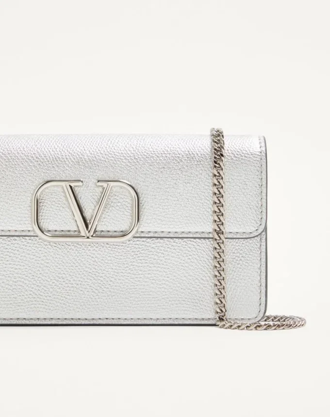 Vlogo Signature Geldbörse aus metallisch genarbtem Kalbsleder mit Kette Vlogo Signature Geldbörse aus metallisch genarbtem Kalbsleder mit Kette
