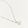 Vlogo Signature Halskette aus Metall, Perle und Swarovski® Kristallen Vlogo Signature Halskette aus Metall, Perle und Swarovski® Kristallen