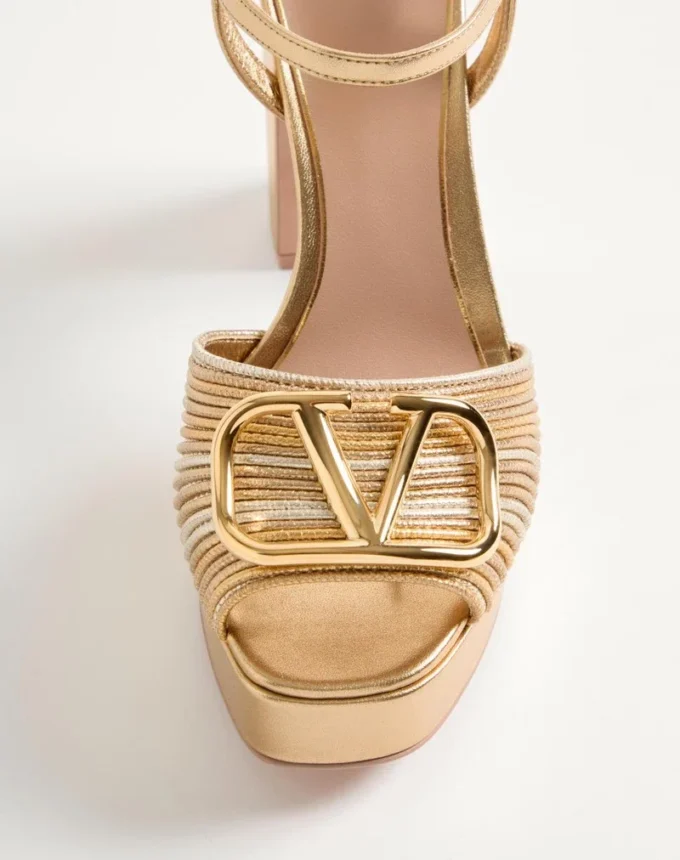 VLogo Signature Metallic-Plateausandalen mit Cornely-Stickerei 115 mm VLogo Signature Metallic-Plateausandalen mit Cornely-Stickerei 115 mm