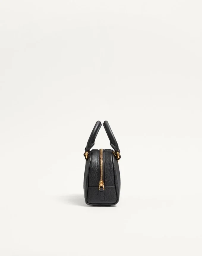 VLogo Signature Mini-Bowlingtasche aus genarbtem Kalbsleder VLogo Signature Mini-Bowlingtasche aus genarbtem Kalbsleder